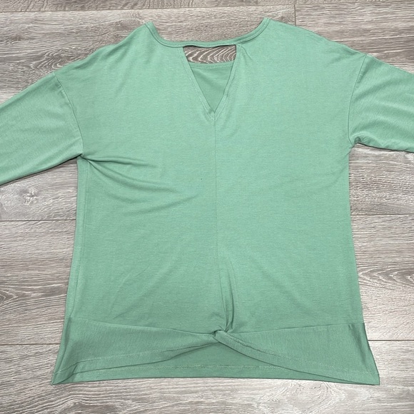 NWT Apana Yoga Long Sleeve Top Back Cutout and Twist Detail Feldspar Green M - Picture 14 of 16